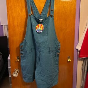 NWT Jayli Womens Overall Shorts Size Medium.
